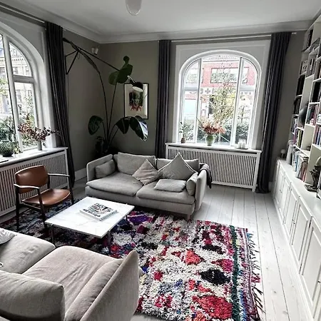 Βίλα Luxurious, Private, Centrally-located Mansion