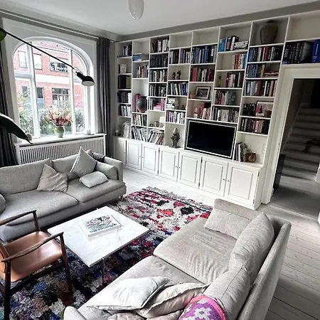 Βίλα Luxurious, Private, Centrally-located Mansion